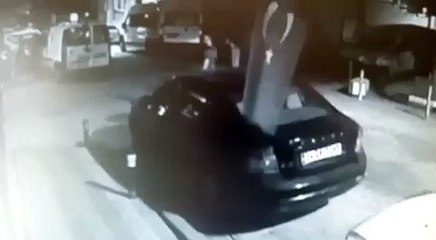 İSTANBUL'DA TÜRK BAYRAĞINA SALDIRI