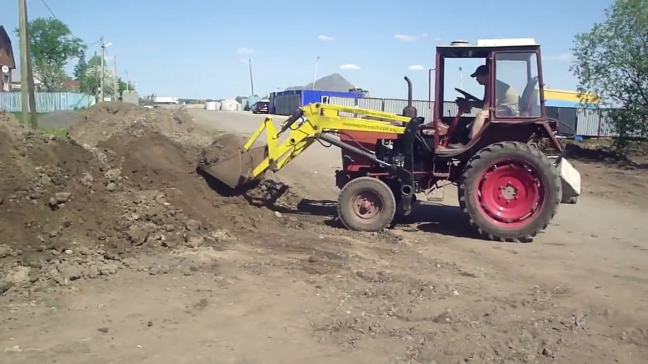 Погрузка грунта.трактор т-25 с куном фгп-0,3