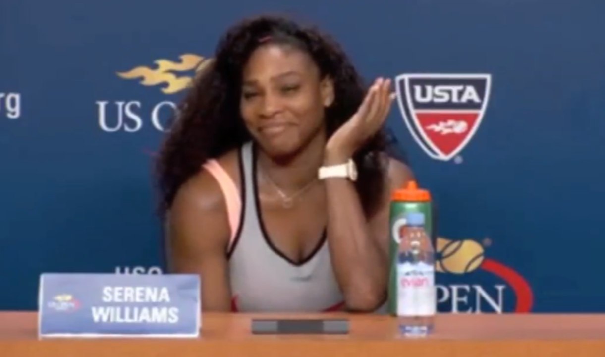 Serena Williams tacle un journaliste lui reprochant de ne pas sourire