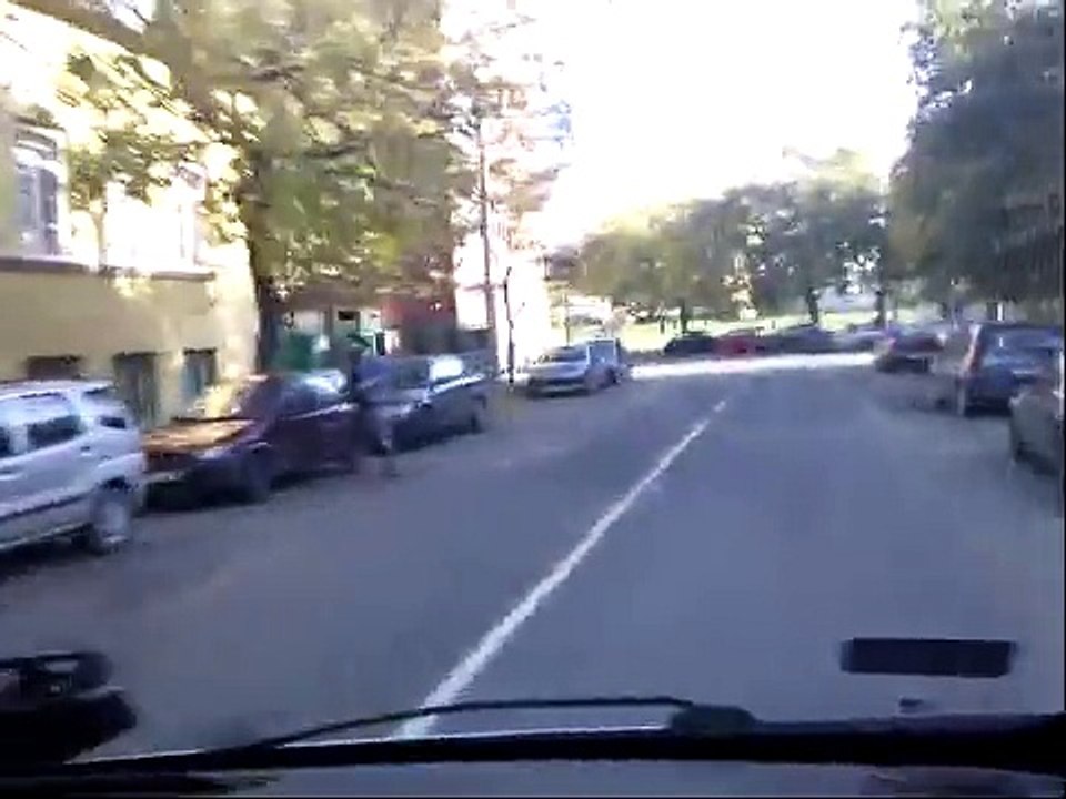 Közrendvédelmi járőrautó vonulása