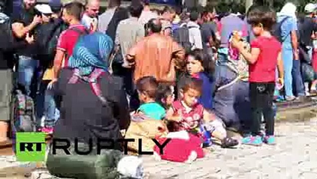 Greece- Hundreds of refugees cross border into Macedonia