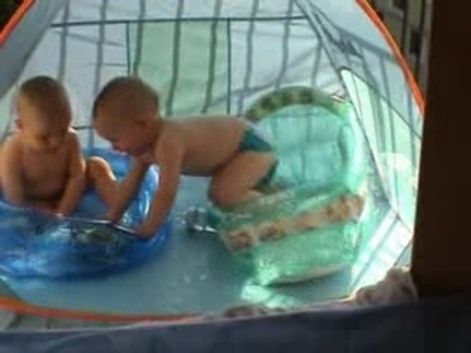 Elisa et maxou sur le balcon