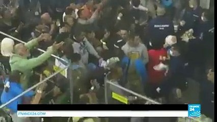 المجر: مشاهد لإلقاء الخبز و الطعام بطريقة مهينة للاجئيين السوريين الذين عبرت الحكومة عشرات المرات عن عدم رغبتها في استقب