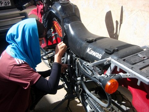 Lahore girl riding heavy bike - she did one wheeling so professionally