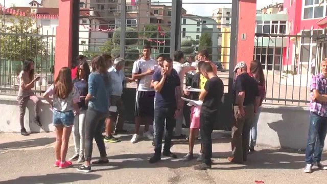 Fluks drejt klasave të 10-ta sot afati i fundit i rregjistrimit