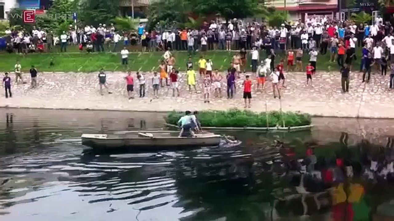 Trm xe máy nhy xung sông tô lch bi c cây s chy thoát.