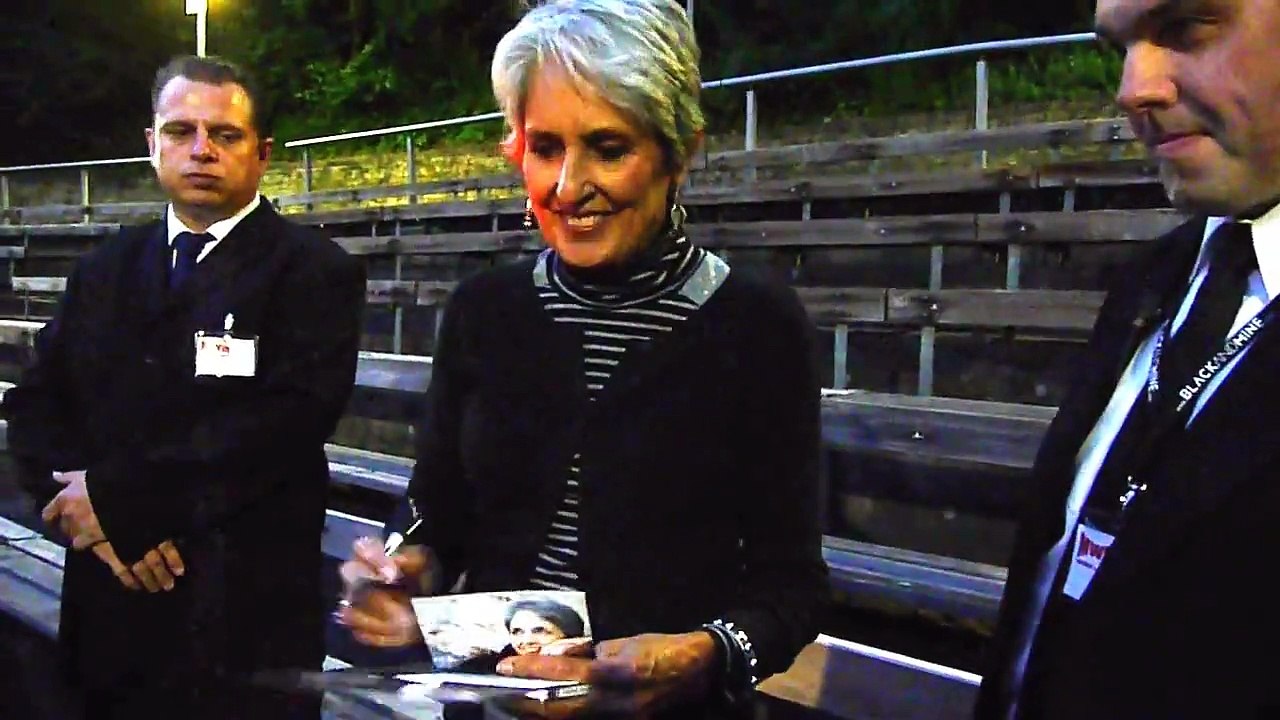 Joan Baez signing autographs on June 10th, 2012 in Stuttgart (Germany) *EXCLUSIVE* [HD]