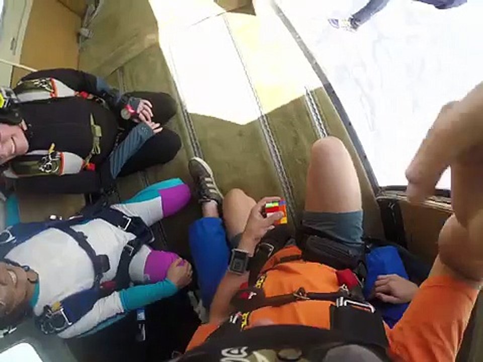 Resolvió en 50 segundos un cubo de rubik desde las alturas