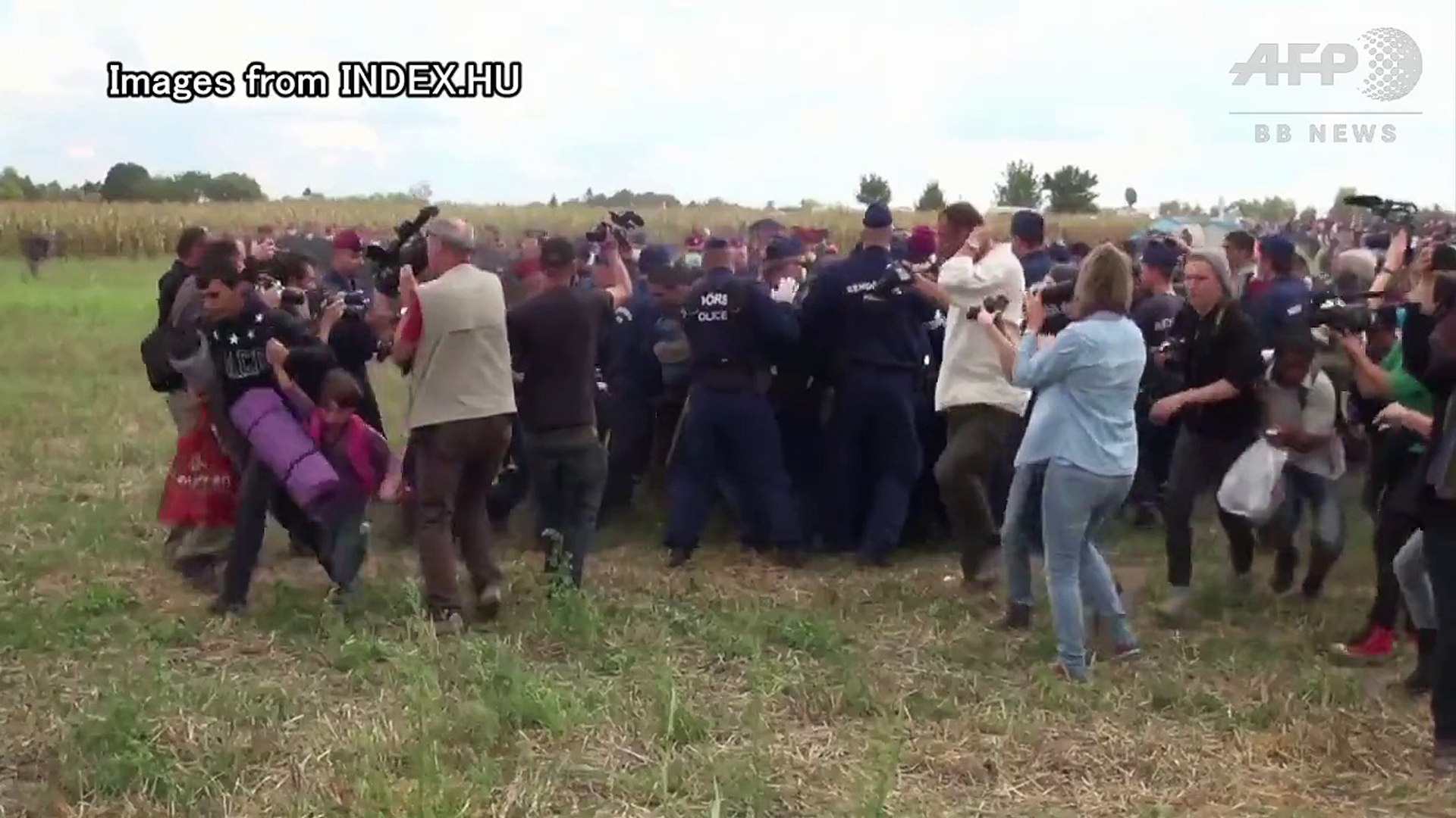 ⁣逃げる移民を蹴った女性カメラマン、世界で怒りの声　Hungarian TV camerawoman fired for kicking fleeing migrants