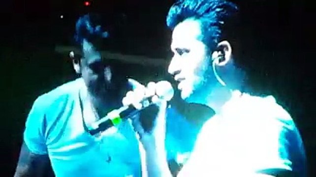 Atif Aslam and Sonu Nigam performing together