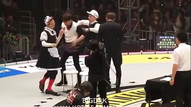 G Dragon mặc váy ăn thua đủ ngay trên sân khấu