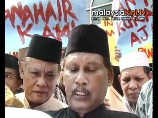 Tải video: Protesters burn effigy of azan complainant