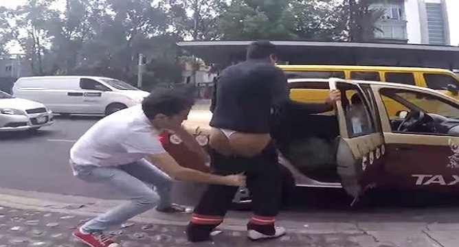 Ils s'amusent en baissant le pantalon des passants dans la rue