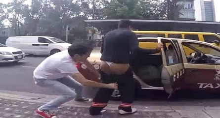 Ils s'amusent en baissant le pantalon des passants dans la rue