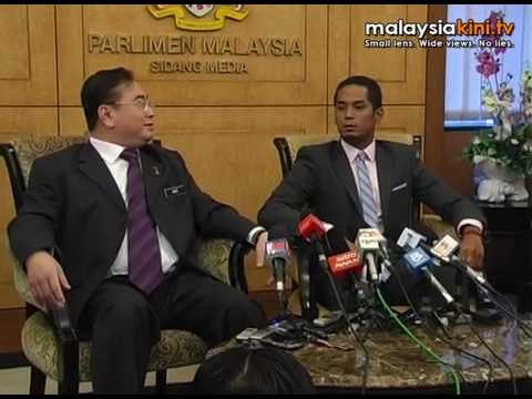 Khairy rescues Wee Ka Siong from Ibrahim Ali