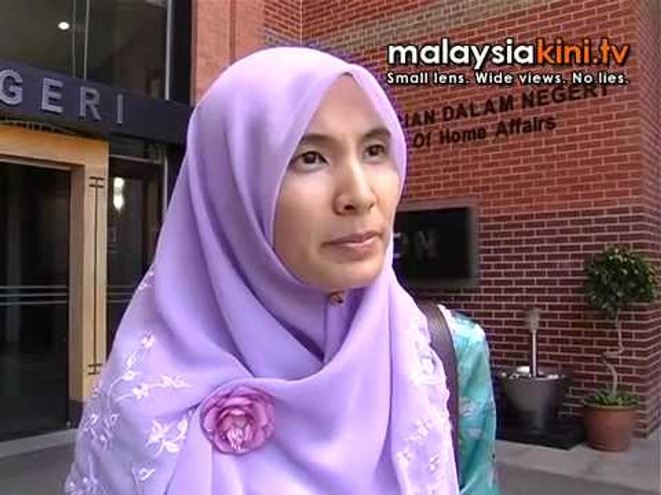 Nurul Izzah goes to KDN