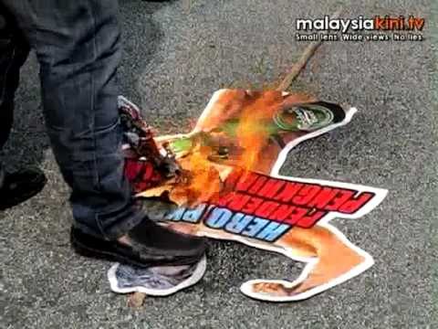 Zaid's effigy set on fire outside PKR HQ