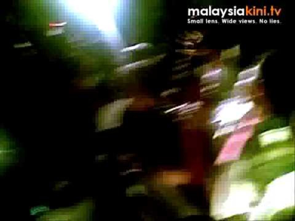 Buah Pala women block police van ferrying leaders