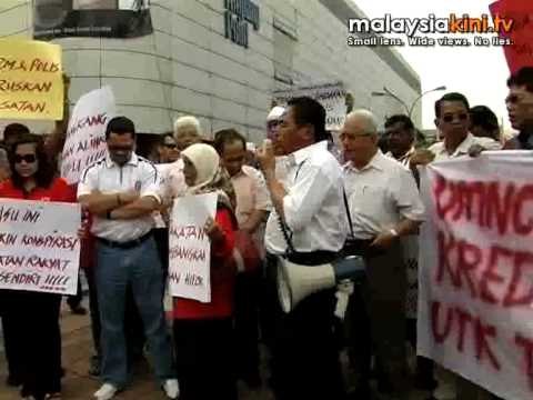 Umno members gather in support of MACC, police