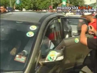 Nizar votes in Changkat Jering