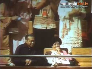 Mahathir makes surprise entry ...