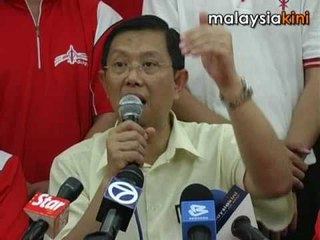 Penyokong DAP protes di depan SUK