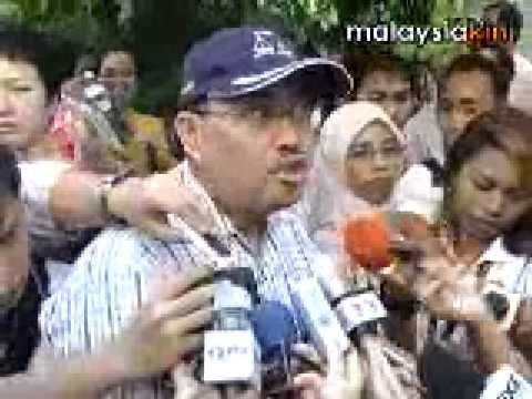 BN candidate Wan Farid hits the streets