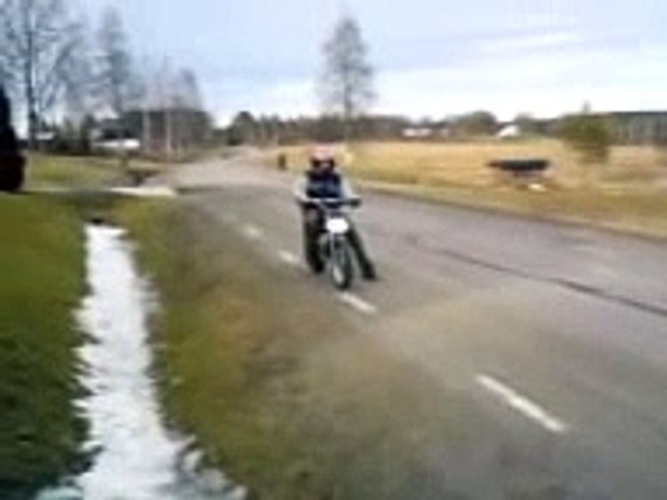 fredrik försöker köre på bakhjule