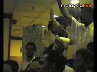 Video herunterladen: The storming of Apcet II by Umno Youth - Part1