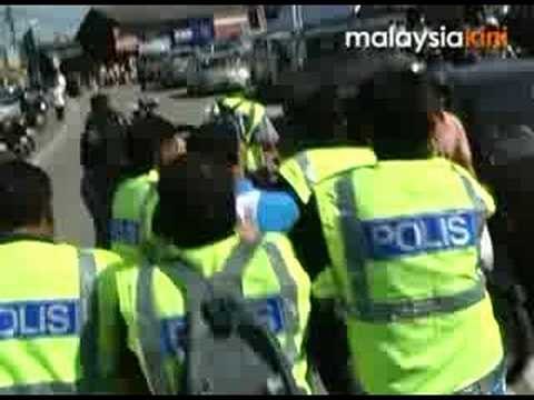 Tense moment: Pakatan supporter nabbed