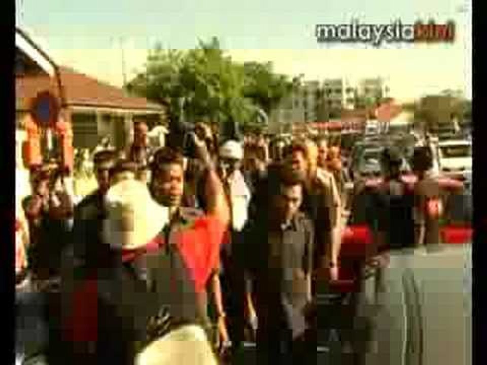 Najib bumps into the Lims