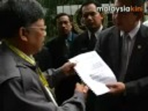 'Dragging army into politics': PAS Youth turns to King