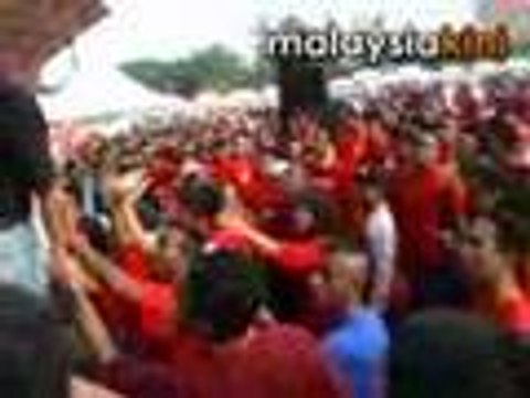 Mob sets on rock band during rally