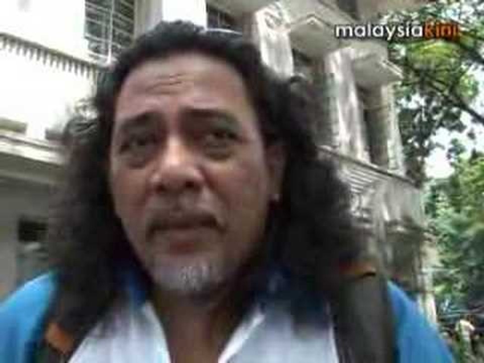 Walk proceeds, Zaid booed by journos