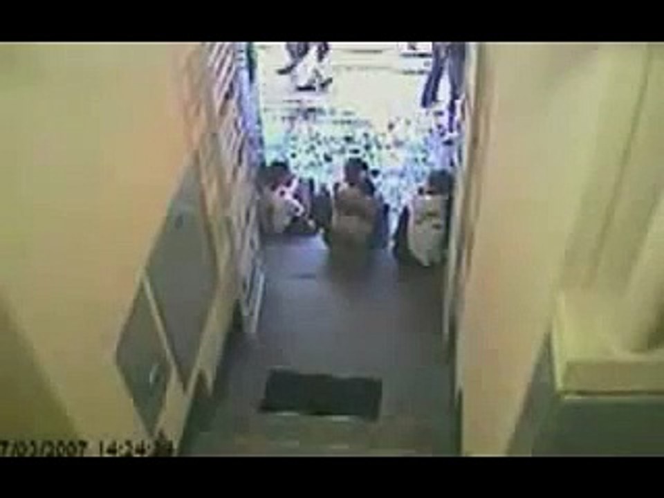 Câmera de segurança flagra assassinato a luz do dia