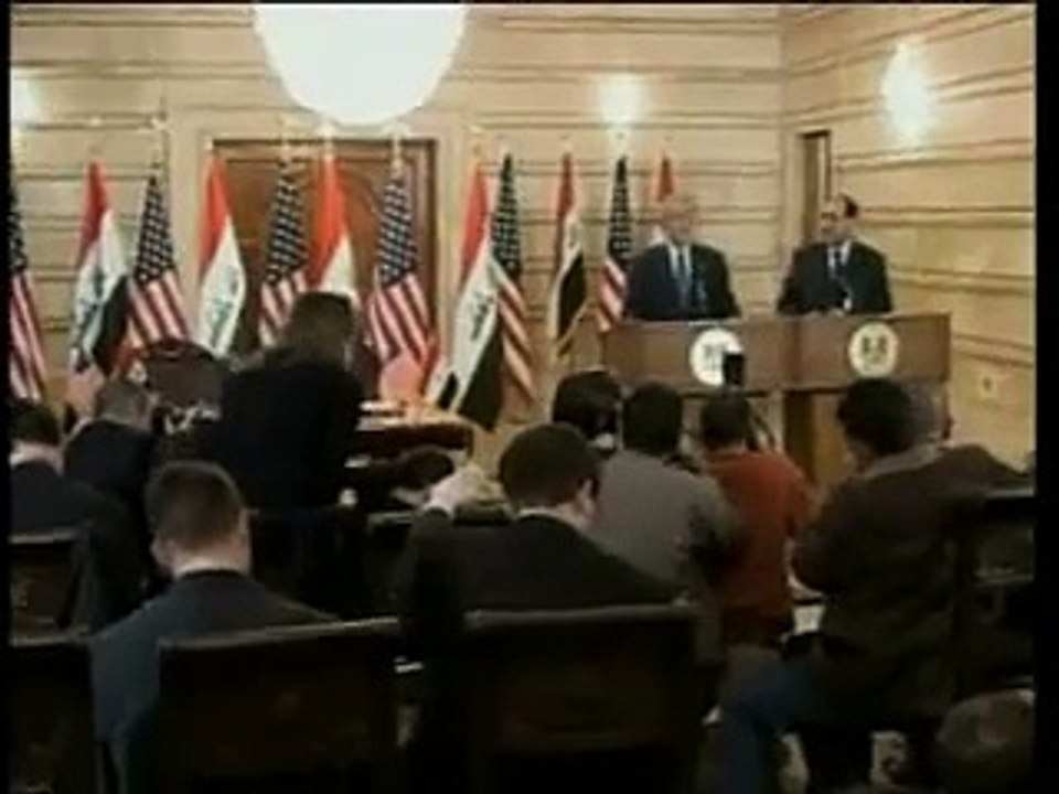 ein Iraqi wirft Bush Schuhe / MamThrows Shoes At Bush