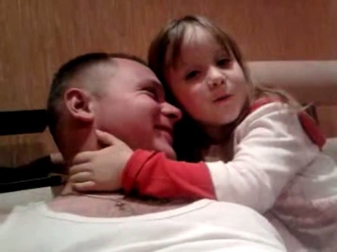 Девочка очень любит своего папу!