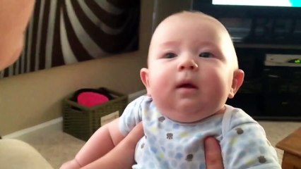 Смешная реакция ребенка на кошку!