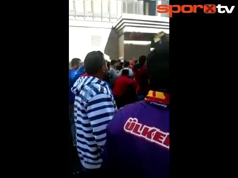 İngiltere sokaklarında Cim bom bom sesleri!