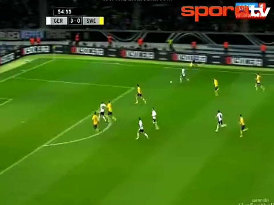 Mesut Almanları 4 köşe yaptı