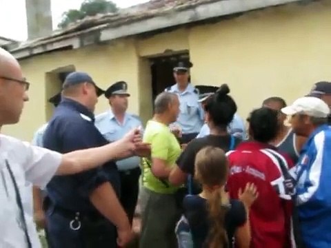 Роми се опитаха да възпрепятстват събарянето на къщи на ул. 'Кап. Райчо във Варна