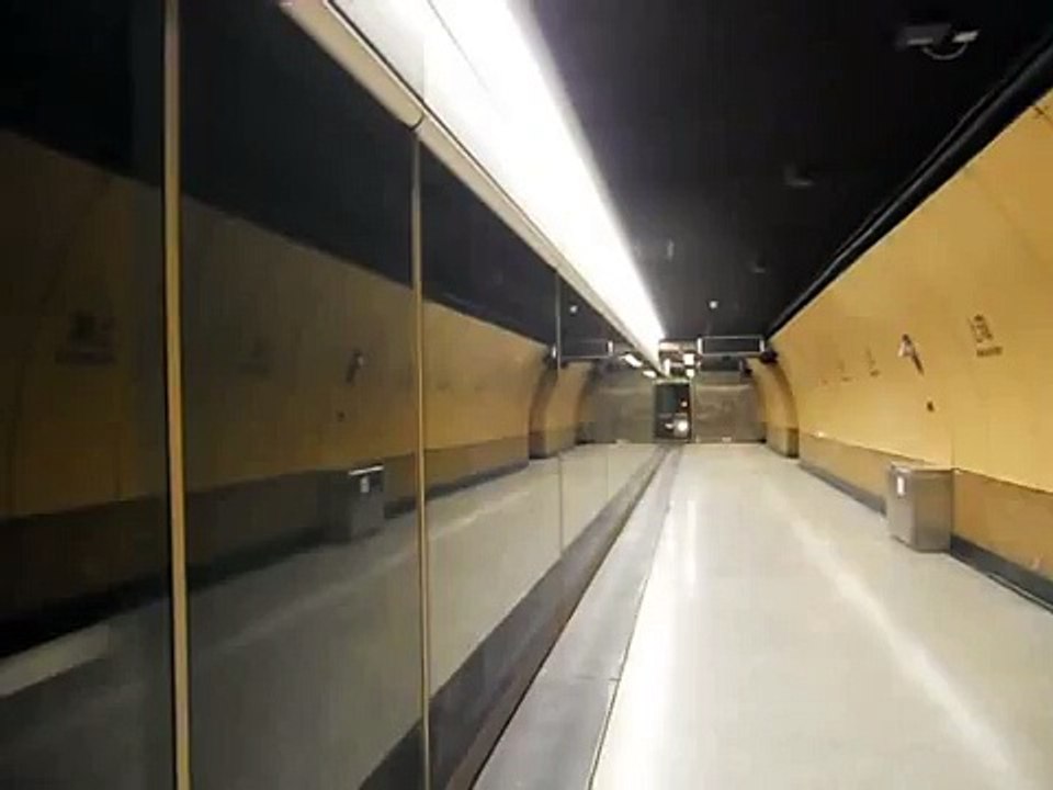 28/11/2011 -  (港鐵上環站 - 港島線列車進入1號月台情況)