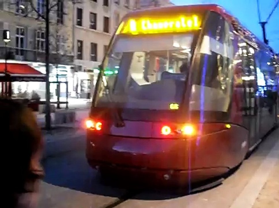 T2C Clermont-Ferrand - Tramway Lohr Industrie "Translohr STE4" (Feux de détresse)