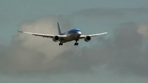 Thomson-Boeing-787-800-Dreamliner-G-TUII-Land