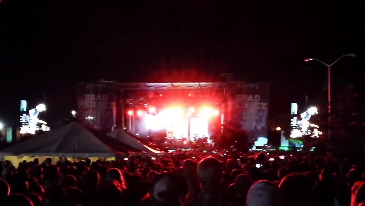 BRAD PAISLEY "HOT FOR TEACHER" AT VA TECH