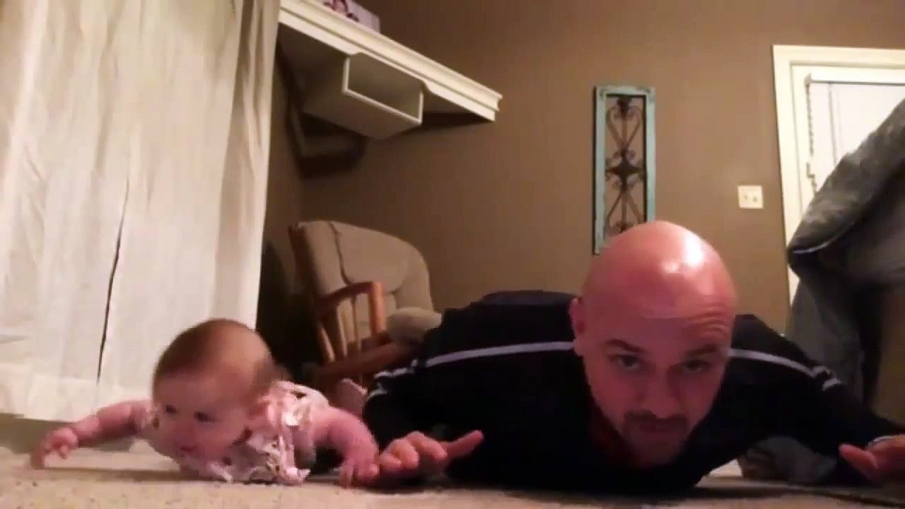 Bebê "personal trainer" ensina pai a fazer série de exercícios