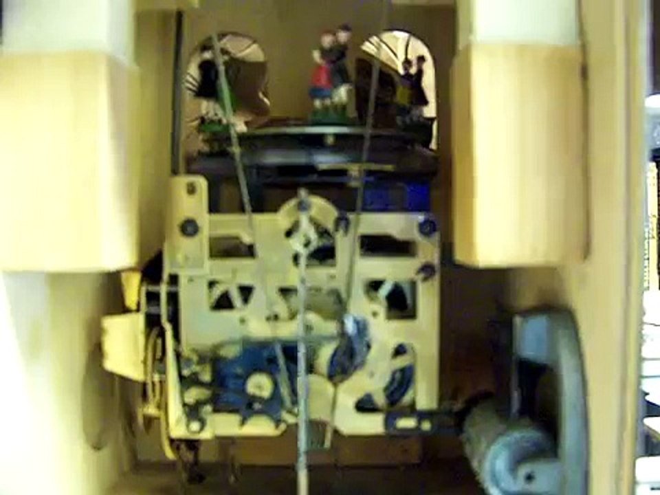 The inside of a musical cuckoo clock