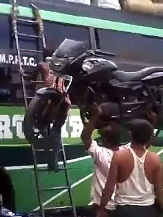 印度人又开挂了 頭頂機車上車頂