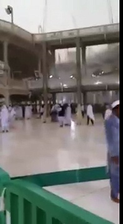 من قلب الحدث..لحظة سقوط الرافعة في الحرم المكي