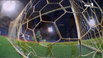 طفلة شبابية ترقص فرحاً في المدرج الشبابي